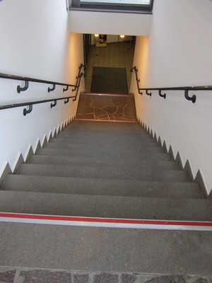 Vorhandene Schwellen/Stufen: 1 Höhe der Schwelle/Stufe: 12 cm Die Treppe hat keine geraden Läufe. Die Treppe hat keinen Handlauf. Es sind keine Handläufe vorhanden.