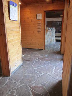 Saunabereichs Wege im Saunabereich Durchgang Saunabereich Länge (Flur/Weg/Gang): 5 m Der Flur/Weg/Gang ist hell und blendfrei ausgeleuchtet.