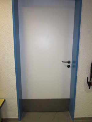 Tür zu Bereich der Einzelumkleidekabinen Tür zwischen Aufzug und Bereich Einzelumkleidekabinen Die Tür bzw. der Türrahmen ist visuell kontrastreich zur Umgebung abgesetzt.