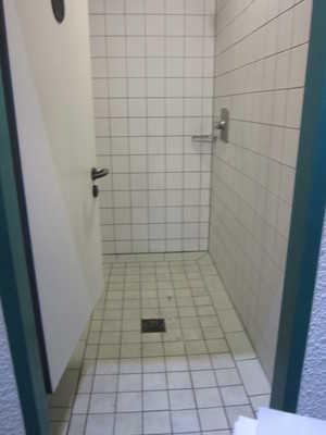 ) 3 Anmerkungen für den Gast: eine Anti-Rusch-Matte im Duschbereich vorhanden Duschkabinen im Saunabereich (innen) Duschkabinen