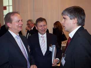 9 BVR-Präsident Uwe Fröhlich (Mitte) und DZ-BANK-Chef Wolfgang Kirsch (links) im Gespräch mit Bundesfinanzminister und Träger des Karlspreises 2012 Dr. Wolfgang Schäuble.
