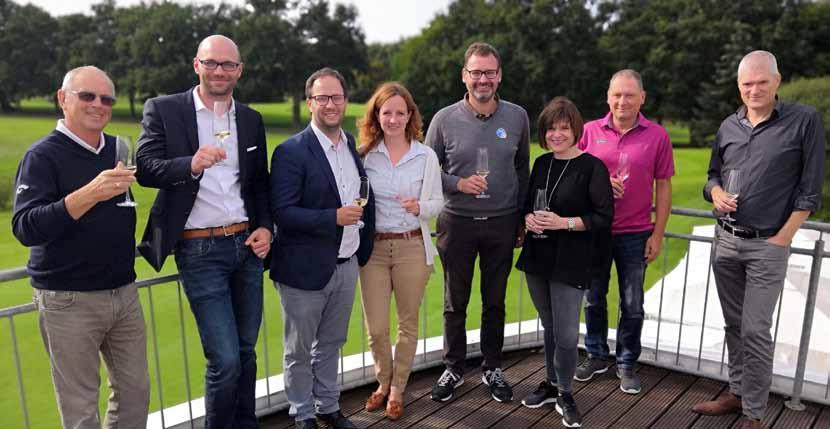 12 Golfclub Bad Bevensen Sarah (4.v.l.) und Björn Held (3.v.l.), Betreiber des Golfclubs Bad Bevensen, stoßen mit den neuen Kooperationspartnern auf die Golf-Allianz Nord an.