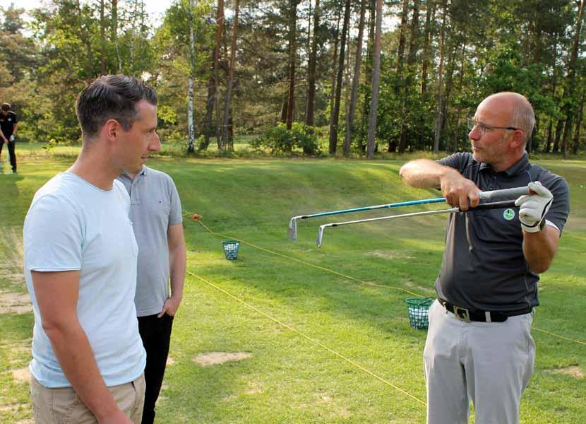 36 Anfänger Der Coach erklärt Ulrich Bock die unterschiedlichen Schläger, die beim Golfen verwendet werden.