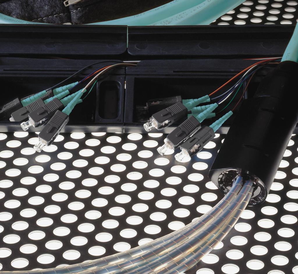 Überblick Installation des Systems Vorkonfektionierte Verbindungskabel mit werkseitig montierter, schützender Einziehhilfe werden in Kabelschächten, kanälen und Verkabelungsräumen verlegt.