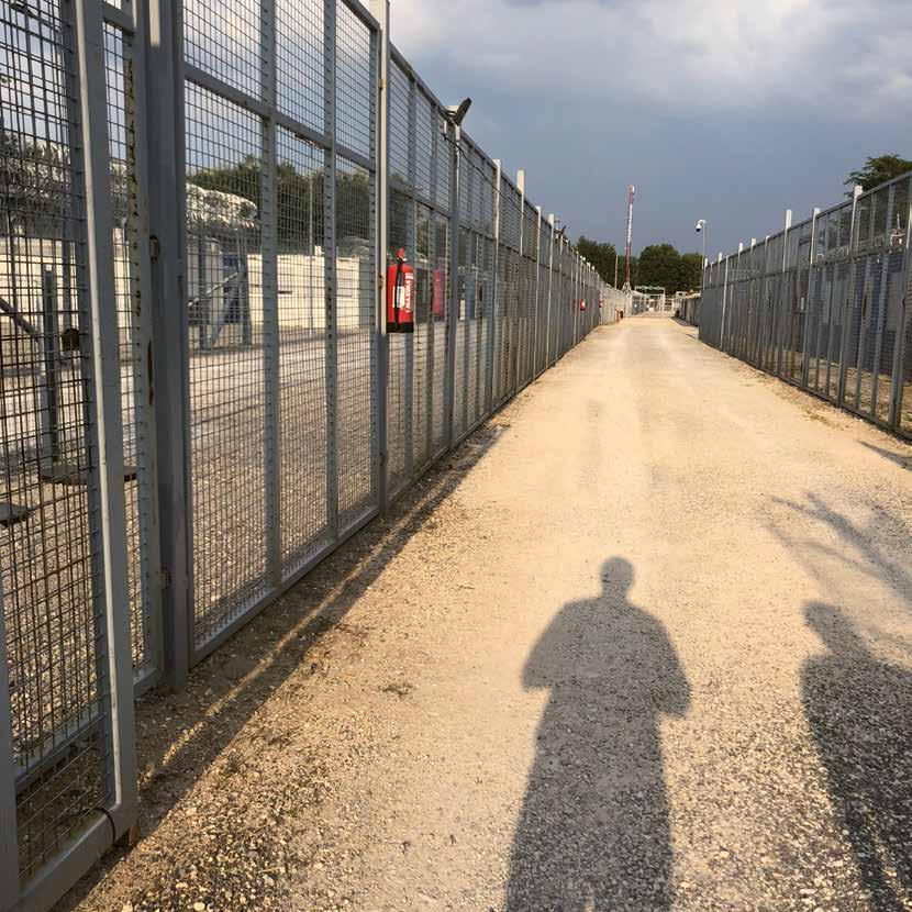 6 7 Transitzonen Anfang März 2017 beschloss die nationalistische flüchtlingsfeindliche Regierungsmehrheit im ungarischen Parlament, Asylsuchende für die Dauer ihres Verfahrens in