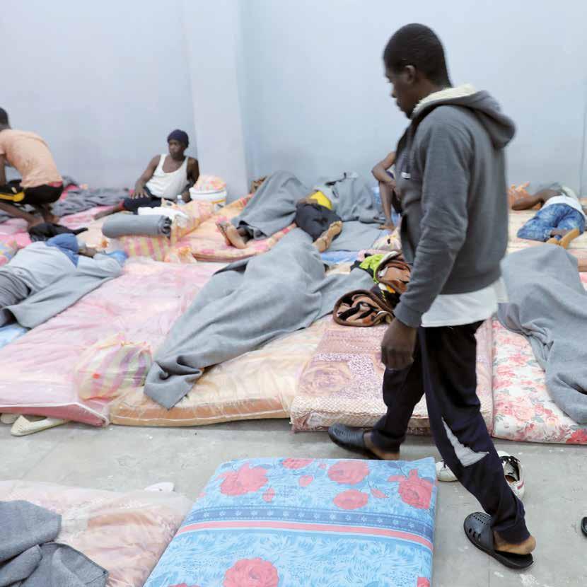 14 15 Lager in Libyen In libyschen Gefängnissen kommt es laut UN-Berichten zu Folterungen, Vergewaltigungen und Morden. Die Zahl der inhaftierten Flüchtlinge ist von 4.400 im März 2018 auf über 10.