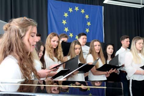 Die Feierlichkeiten umrahmte der Q11-Chor mit der Europa- Hymne mit den Schülerinnen und Schülern zu bearbeiten. In diesem Sinne wurde für die 7. und 8.