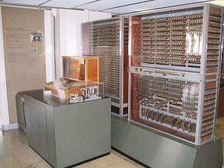 Maschinennahe Sprachen Welche Maschinen? Konventionelle Rechnenmaschinen festverdrahtet keine Software 1941: Zuse Z3 elektromechanisch (Relais!