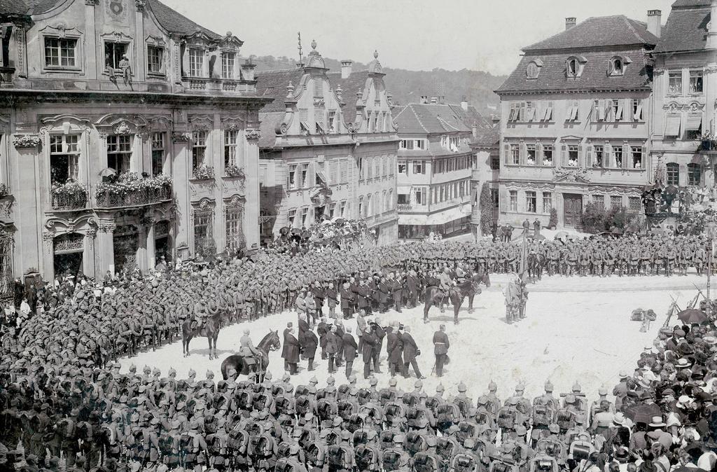Abbildung: Ökumenischer Feldgottesdienst auf dem Marktplatz von Schwäbisch Hall mit einem neu aufgestellten Bataillon des Reserve-Infanterieregiments 121. Von den hier am 11.