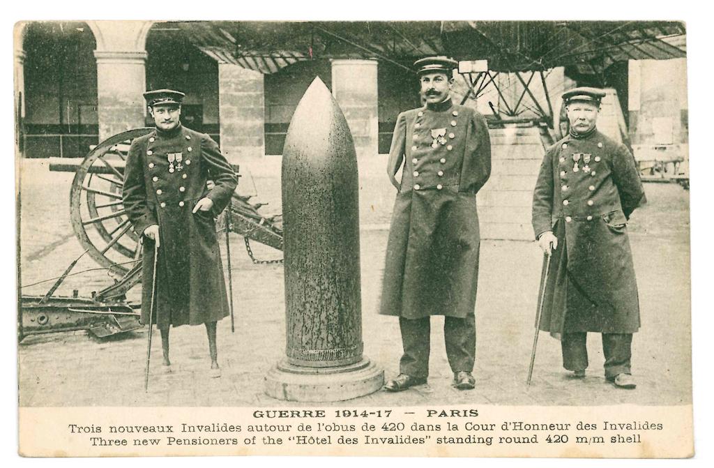 Abbildung: Die Fotopostkarte zeigt französische Kriegs-Invaliden im Hof des Pariser Armee- Museums.