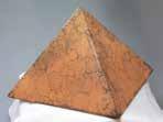 Pyramidenurnen Pyramidenurnen aus Harz Sehr hochwertiges Material in dekorativem Design. «Pyramide mit Motiv» 6200-MC9056 - Höhe: ca.