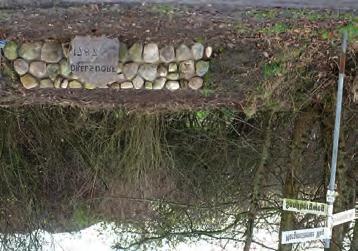 35 Jahren von Heinrich Jensen und Karl August Petersen an der Wegegabelung Morgensterner Weg / Sandbergweg vorgefunden und dort aufgestellt.