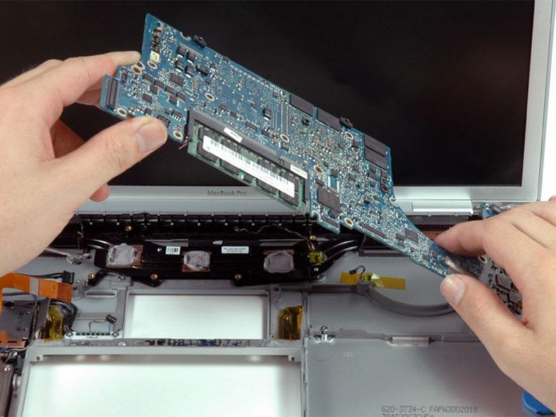 Gehäuseteil. Um Ihr MacBook Pro ordnungsgemäß zusammenzubauen, müssen Sie die alte thermische Verbindung reinigen und ersetzen.