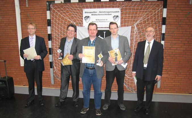 4 Schach in Schleswig-Holstein 4 / 2015 4 dem mitführenden Tim Bendfeldt den Weg zum Meistertitel verbaut.