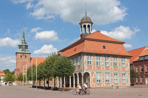 Boizenburg/Elbe 30 Barockes Fachwerkhaus: das Rathaus in Boizenburg, dahinter die Marienkirche künstlerisch wertvollen Fliesen verziert, mehr davon kann man im Fliesenmuseum bestaunen.