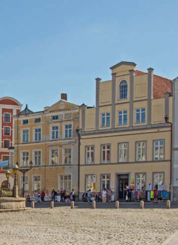 Wismar 1 Plan S. 21 2 Karstadt-Stammhaus Wismar Architektur Am 14. Mai 1881 eröffnete Rudolph Karstadt hier sein erstes Tuch-, Manufactur- und Confectionsgeschäft.