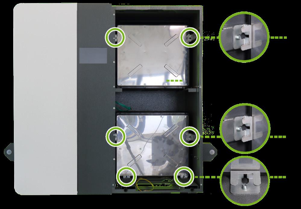 7 Batteriemontage und -installation E3/DC GmbH 3 Abstandshalter anschrauben: Die hinten und in der Mitte eingesetzten Batteriemodule mit den beiliegenden Abstandshaltern oben und unten befestigen.