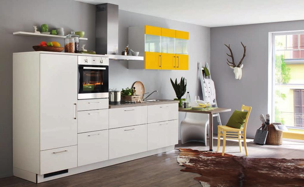 Top-moderne Zeilenküche mit matten Fronten in Weiß und den Hängeschränken in Curry. Die Glaseinsätze verleihen der Planung Moderne und Leichtigkeit. Küchenmaß: ca.