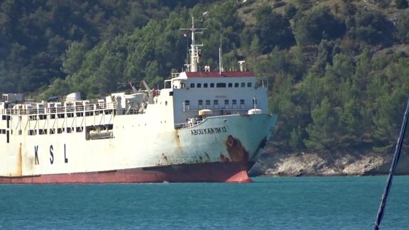 Die Tiertransport-Schiffe, die hier anlegen, stammen zum überwiegenden Teil aus dem Libanon, wobei es sich meist um ausgemusterte, umgebaute Autotransporter oder andere Frachter handelt.
