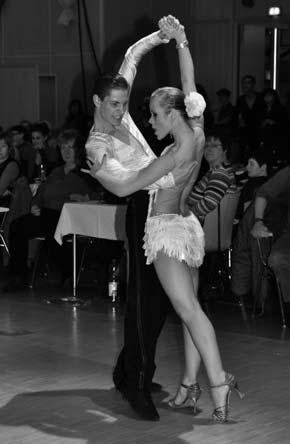 Als deutliche Favoriten kristallisierten sich im B-Turnier Martin Schlemmer/Marie Louise Schwenke heraus. Sie gewannen alle Tänze.
