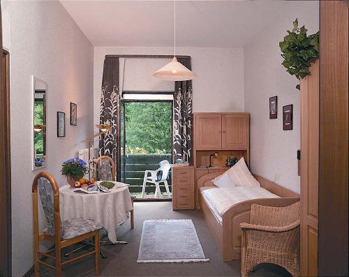 JUNI 2016! Unser Hotel Jägerhof befindet sich in unmittelbarer Nähe des Kurparks. In den modernen und komfortablen Gästezimmern werden Sie sich wohl und geborgen fühlen.