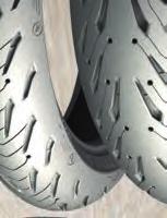 Dabei gehe das neue Modell auf die SportSmart -Range zurück, die Dunlop speziell für sportliche Motorräder entwickelt hat.