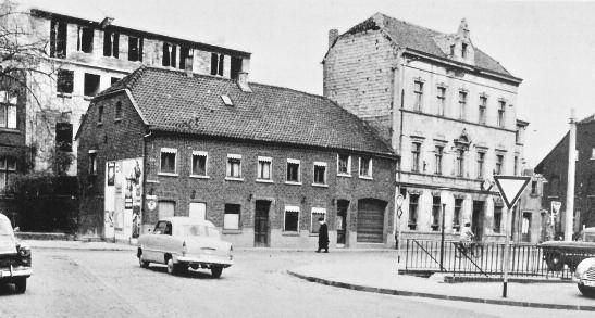 Im Vordergrund steht noch das Haus mit dem Friseurbetrieb Vallentin, rechts daneben die Metzgerei Herpers und das Hotel Moesgen mit dem angrenzenden Fischhaus Wirkus und dem Hutgeschäft Müller.