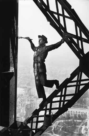 Ganz schön gefährlich! Huch, sind die Wörter etwa vor Schreck aus dem Text gesprungen? Füge die unten stehenden Wörter richtig ein! Dieses Foto hat Marc Riboud im Jahr 1953 auf dem Eiffelturm gemacht.