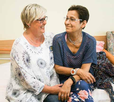 Wir machen alles, was den Bewohnern gut tut Anne Lenze und Sabine Herring sind die Damen des Wohlfühlteams im Franziskus-Hospiz Hochdahl und bieten den Bewohnern ein Schönheits- und Wohlfühlprogramm