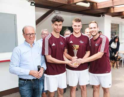 Mannschaft aus dem Bildungszentrum Eifel-Mosel. Den Pokal überreichte Dr. Heinz-Jürgen Scheid (links). Jahr) Dr.