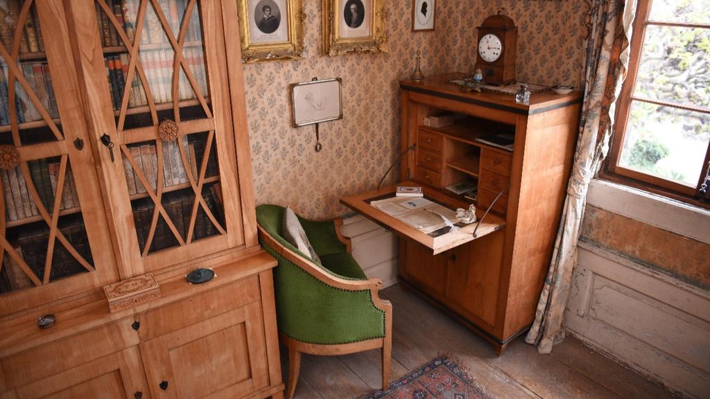 Goethes Schreibzimmer: Hier ist alles noch so unberührt, als wäre der Dichterfürst erst gestern ausgezogen Geht man durchs Treppenhaus an Mitbringseln der Familie aus dem Ägypten der 1920er