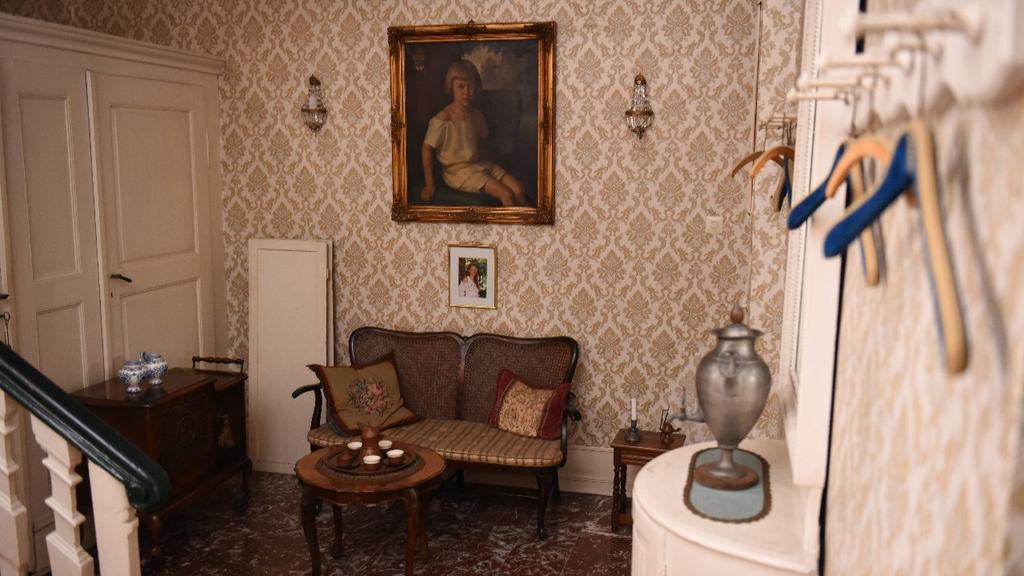 Ein kleiner Aufenthaltsraum am Treppenhaus Im Goethezimmer sind die Tapeten angerissen, von Restauratoren untersucht.
