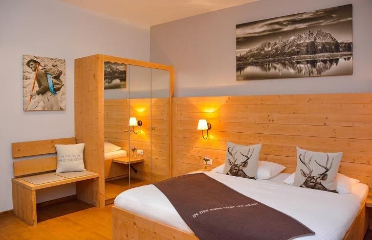 UNTERKUNFT Insgesamt verfügt das Q! Resort über 77 Zimmer in unterschiedlichen Kategorien. 31 Zimmer sowie die Rezeption und die Lounge befinden sich im neu erbauten Haupthaus Hahnenkamm.