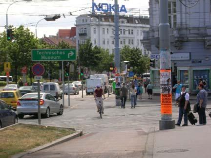 Konflikt RadfahrerInnen mit AutofahrerInnen, wenn diese vom äußeren Gürtel in die äußere Mariahilfer Straße abbiegen.