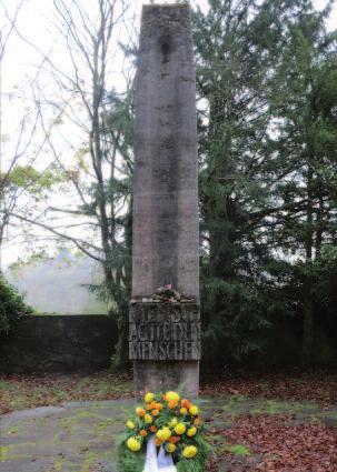 35 Gedenken an der Stele auf dem Friedhof.