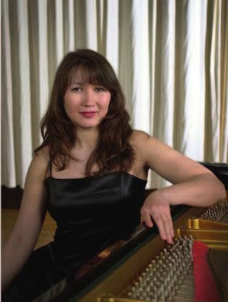 Seit 1985 hat sie regelmäßige Auftritte mit dem National Symphonie Orchester Usbekistan. Anschließend studiert die junge Pianistin am Staatlichen Konservatorium, ebenfalls in Taschkent, bei Prof. I.
