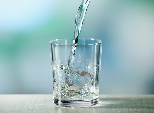 Achten Sie darauf, genug zu trinken! Reines Trinkwasser oder Mineralwasser eignet sich am besten, um den Flüssigkeitsverlust durch Schwitzen auszugleichen.