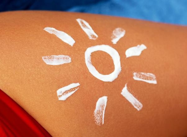Jeder Sonnenbrand schädigt die Haut nachhaltig und erhöht das Hautkrebsrisiko. Daher: vor dem Genießen der Sonne genügend eincremen. Suchen Sie Schutz in festen Gebäuden oder Autos.
