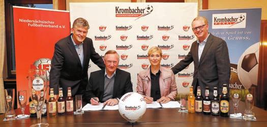 Der NFV und seine Partner Ulrike Weyel, Sponsoring Managerin der DMS Sponsoring Agentur von Krombacher, und NFV-Präsident Günter Distelrath unterzeichneten im Barsinghäuser Sporthotel Fuchsbachtal