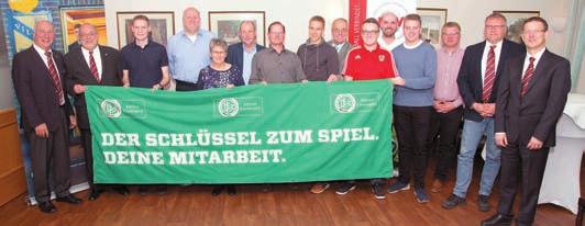 Bezirk Lüneburg Horst Medenwald (6. von links) wurde in Flögeln zum neuen Ehrenamtspreisträger im NFV-Kreis Cuxhaven proklamiert.