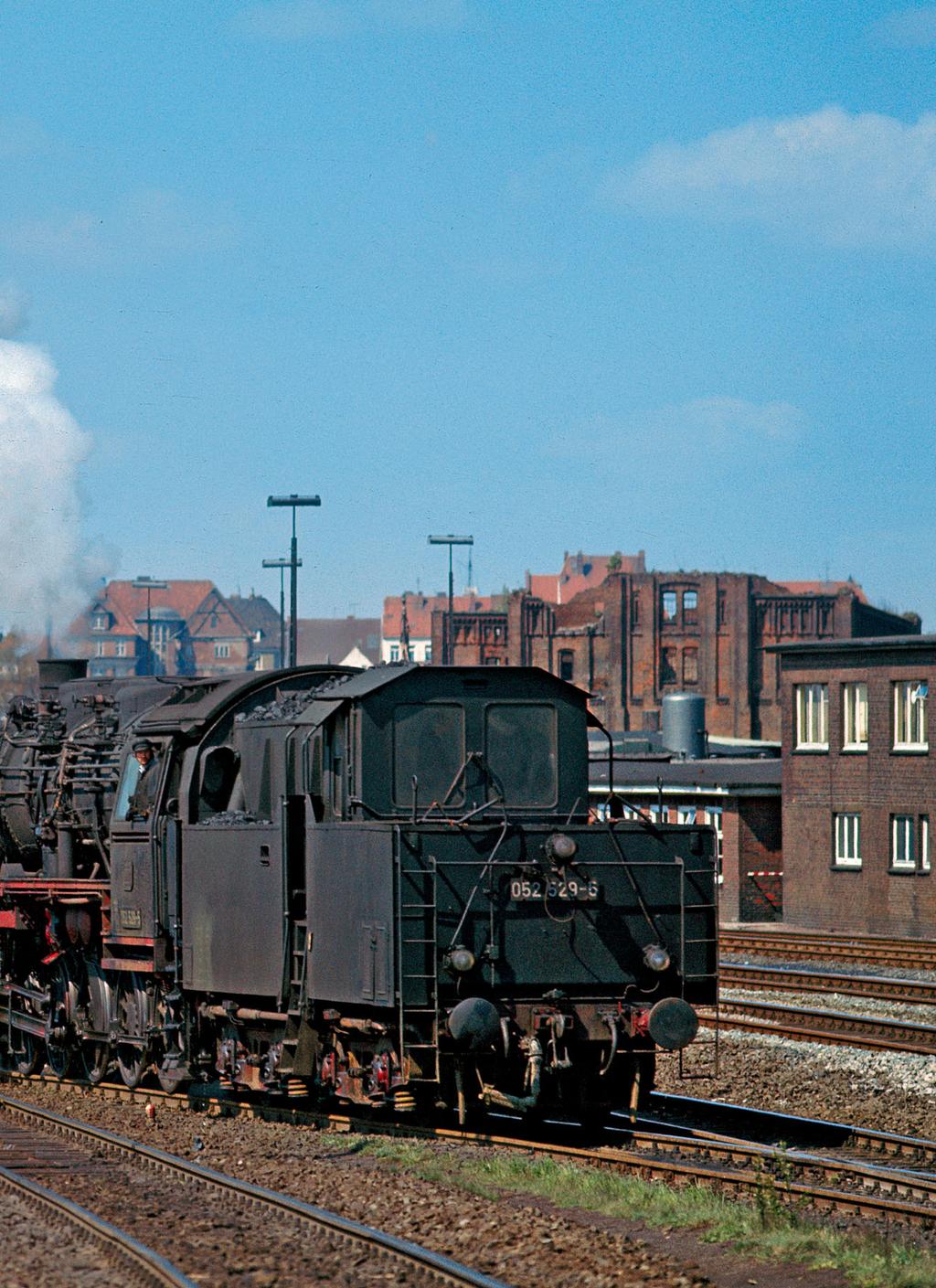 Kabinentender Um Güterzug-Gepäckwagen einsparen zu können, rüstete die DB bis 1962 mehr als 700 Tender mit einer Kabine für den Zugführer aus und kuppelte sie mit