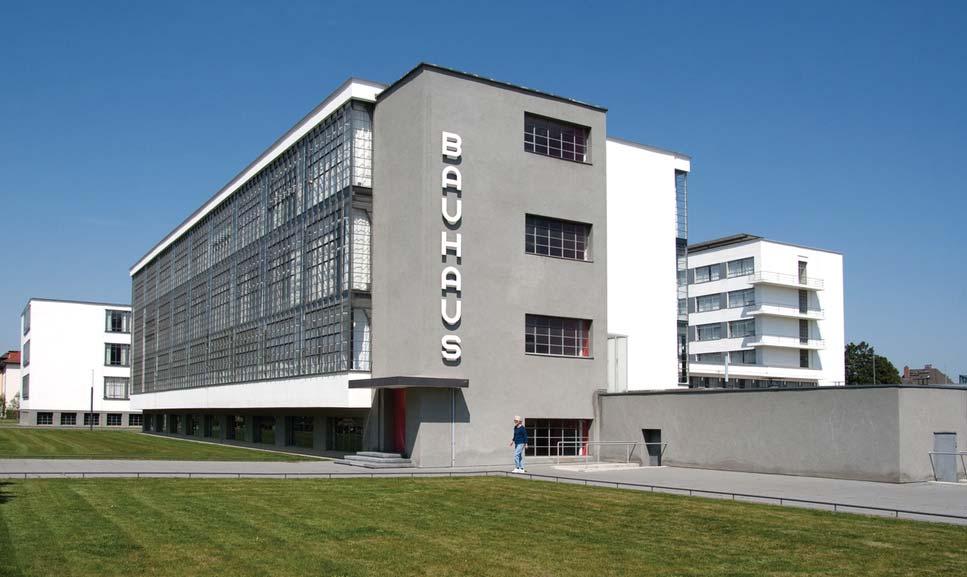 Bauhaus Dessau 1925 1931 Aus dem Staatlichen Bauhaus Weimar wurde in Dessau die Hochschule für Gestaltung ; statt Meistern, Gesellen und Lehrlingen gab es nun Professoren und Studenten.