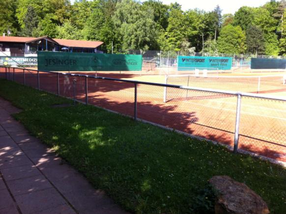 3. Sichtblenden direkt am Platz (Stirnseite) Erstklassige Werbeflächen direkt an den Stirnseiten der Tennisplätzen.