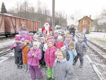 der Nikolaus über Nacht jedem Kind eine kleine Überraschung ins Fach stellte, fuhren 2 Gruppen mit der Pressnitztalbahn von Jöhstadt nach Steinbach und wieder zurück.