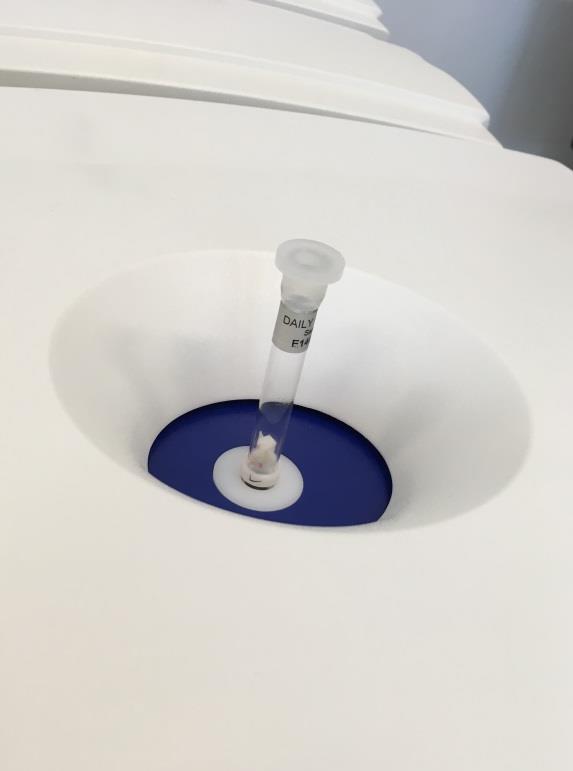Eckdaten auf einen Blick Minispec mq20 Tischgerät: kleiner Grundriss, kryogen-frei, niedrige Betriebskosten 1 H und 19 F Konfigurationen verfügbar Ø 10 mm oder 18 mm NMR Glasröhrchen verfügbar