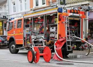 TECHNIK FEUER LÖSCHEN UND FEUER NUTZEN Es brennt, die Feuerwehr kommt. Die Feuerwehr ist 24 Stunden am Tag für die Menschen da.