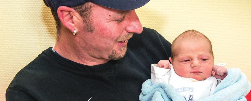 Der stolze Papa Heiko Müller hält seinen kleinen Stammhalter Linus, der am Neujahrstag in Herzberg geboren wurde, im Arm.