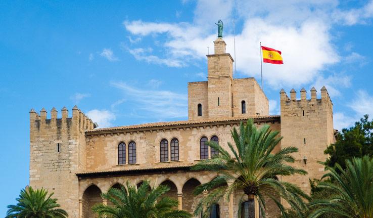 Almudaina-Palast Unmittelbar neben La Seu liegt der Almudaina-Palast er ist Balearen- Residenz des spanischen Königshauses.