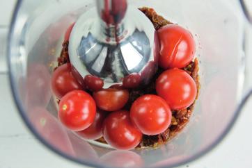 Zutaten (für 8-10 Personen): 300 g frische oder tiefgefrorene Erbsen 300 g abgetropfte, getrocknete Tomaten