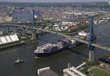 Schiffsbeteiligung 92 - MS "NORTHERN JULIE" Schiffstyp: Containerschiff Investition und Kapital in Mio. Werft: Daewoo Shipbuilding and Marine Engineering Co., Ltd.